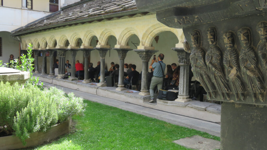 Un momento della presentazione dell'edizione 2024 di Plaisirs de culture al Chiostro di Sant'Orso ad Aosta
