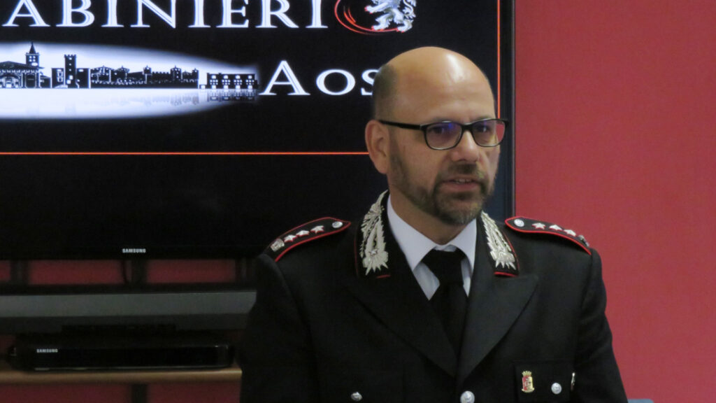 Il tenente colonnello Giovanni Cuccurullo durante la sua ultima conferenza stampa ad Aosta