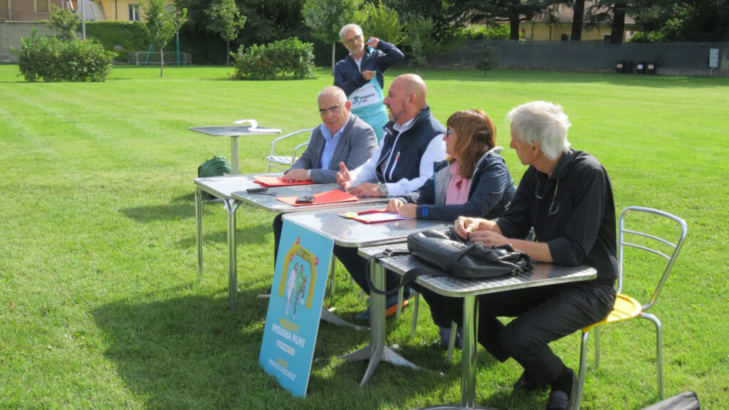 Salvatore Luberto, presidente Lilt VdA, Carlo Marzi, assessore regionale alla sanità, Alina Sapinet, assessore comunale allo sport e Mauro Occhi durante la presentazione della Pigiama run di Aosta