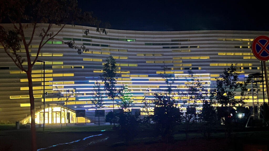 La nuova sede dell'UniVdA illuminata durante la notte