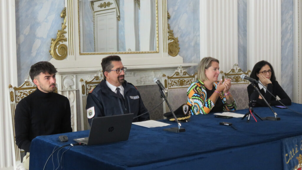 Stefano Franceschi di Exus, Fabio Fiore, comandante della Polizia locale di Aosta, Josette Borre, vice sindaco di Aosta e Raffaella Scalisi, coordinatore del progetto