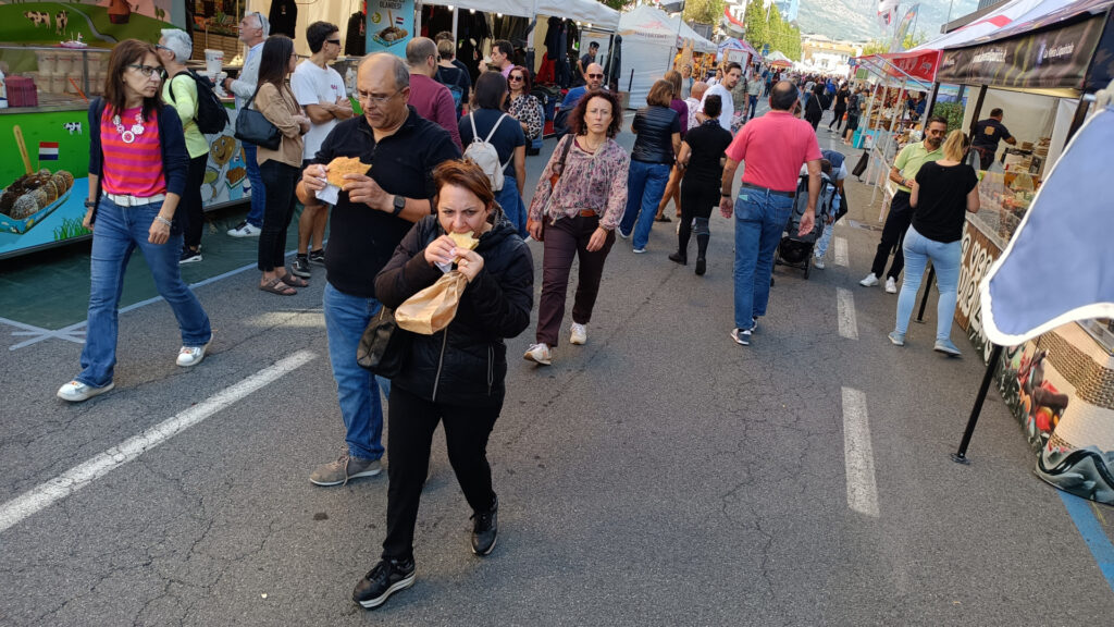 Visitatori al Mercato europeo 2023 in via Torino