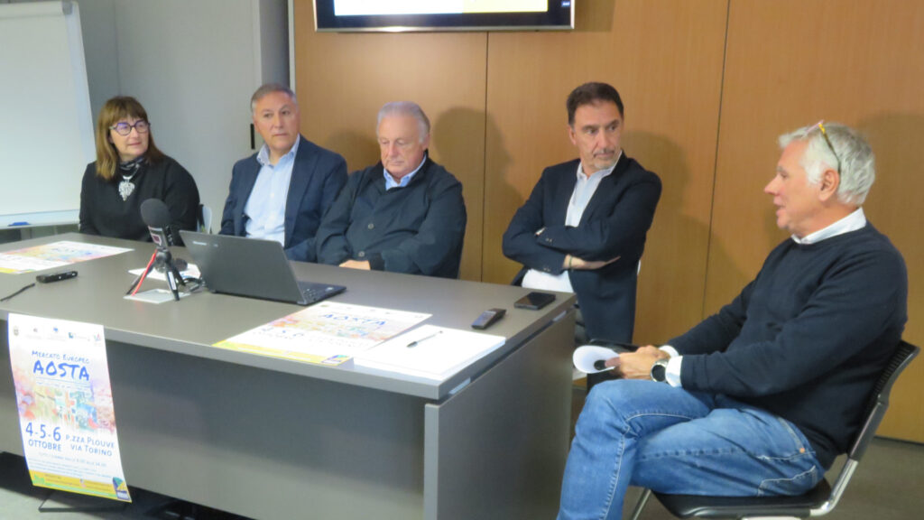 Alina Sapinet, assessore allo sviluppo economico, promozione turistica e sport della città di Aosta, Roberto Sapia, presidente della Chambre valdôtaine, Graziano Dominidiato, presidente di Confcommercio Valle d'Aosta, Fabio Morra, vice direttore Bcc valdostana e Ermanno Bonomi, presidente Confcommercio Aosta