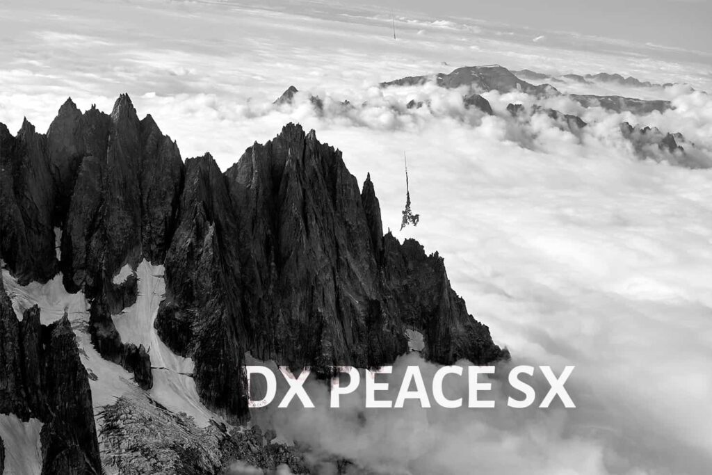 La scultura dell’artista Paolo Barichello Dx Peace Sx