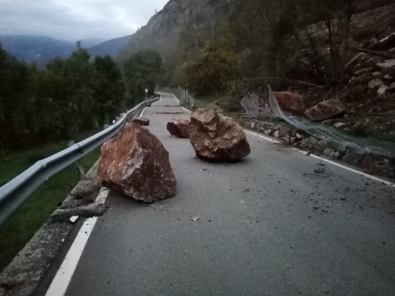 Interventi sulla strada regionale 28 dopo la caduta massi