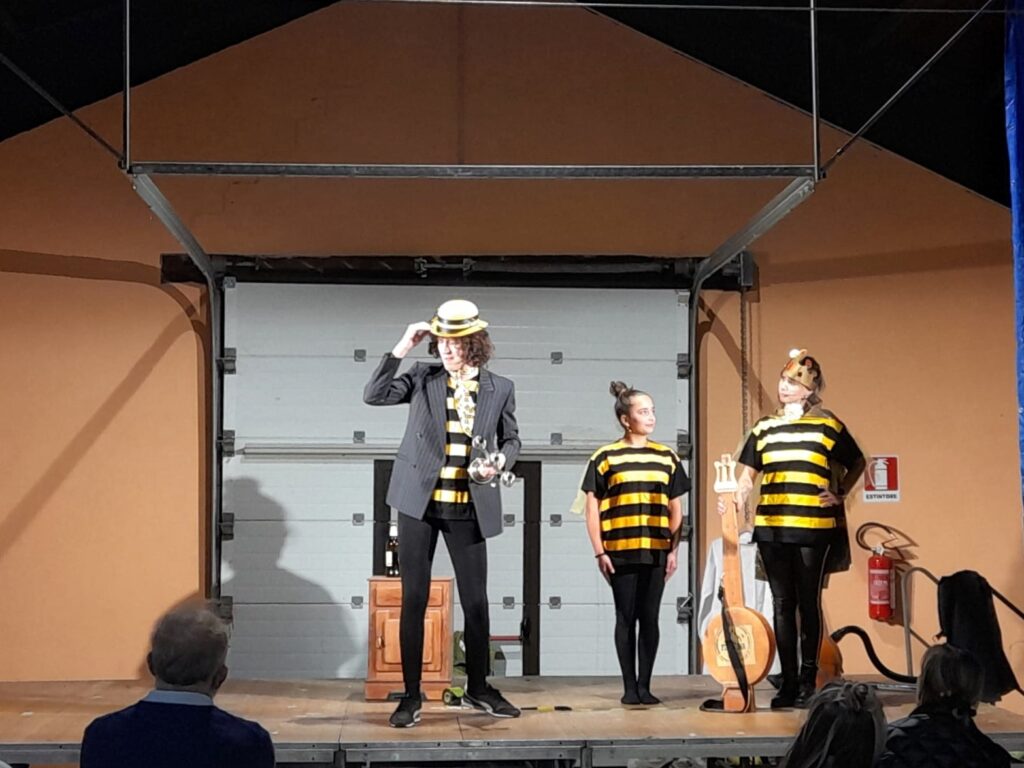 La Compagni Dou Beufet In Scena