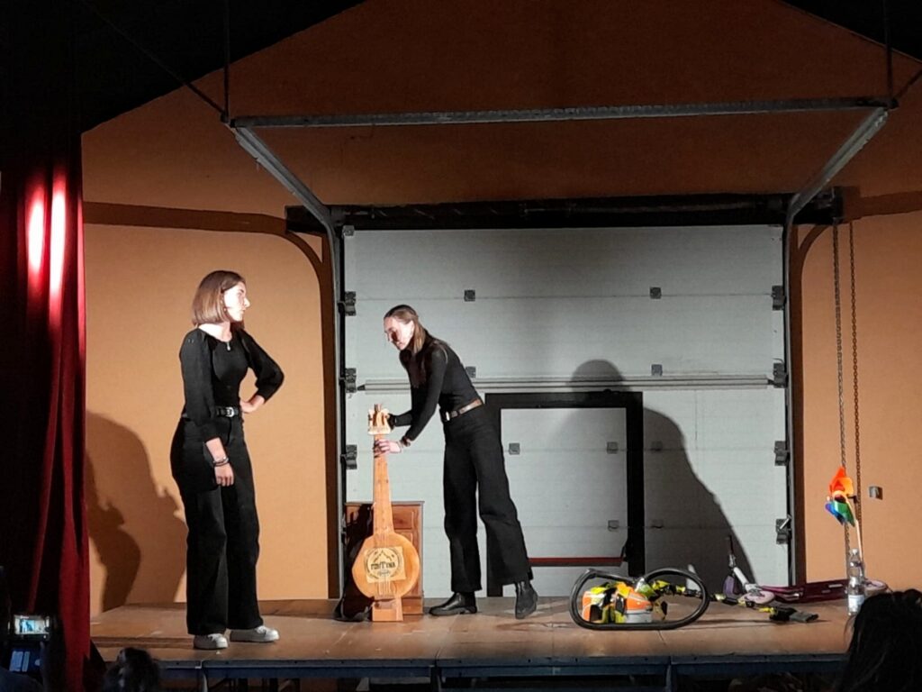 Lé Béguiò In Scena