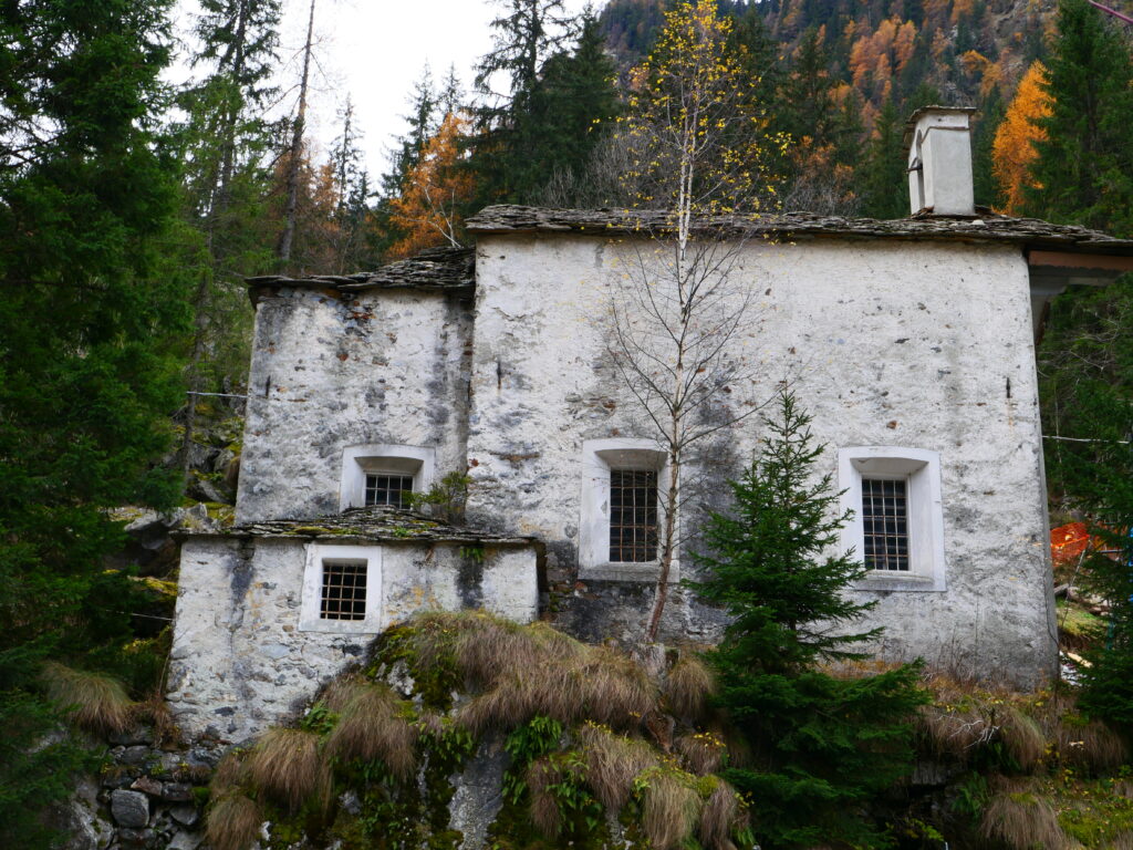 Fianco direzione valle Cappella di Nostra Signora delle Grazie a Gressoney Saint Jean, fraz. Trinò