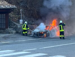 Un\'auto ad Antey distrutta dalle fiamme