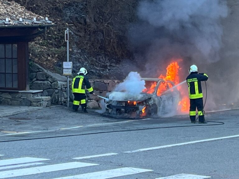 Un'auto ad Antey distrutta dalle fiamme