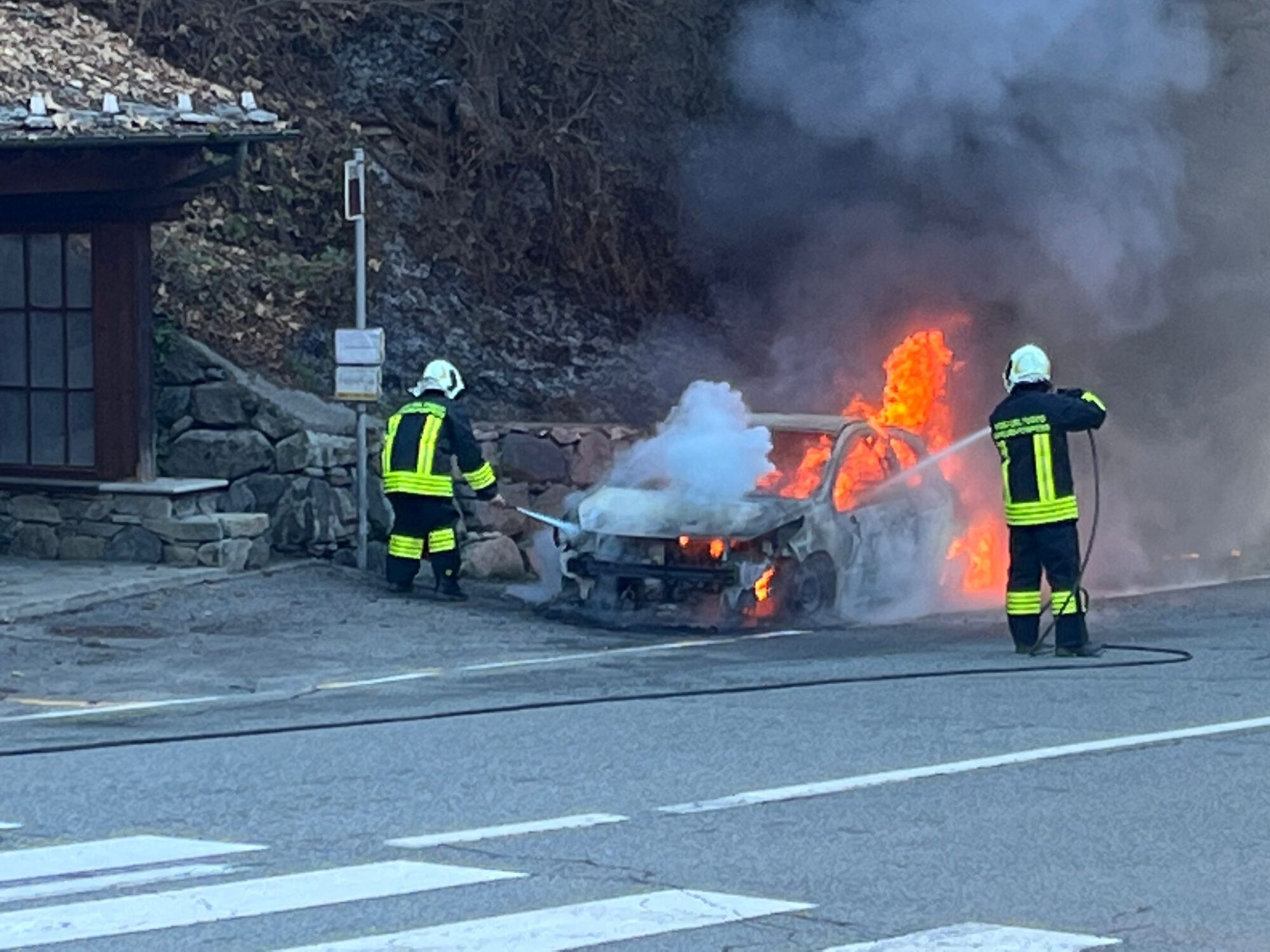 Un’auto ad Antey distrutta dalle fiamme
