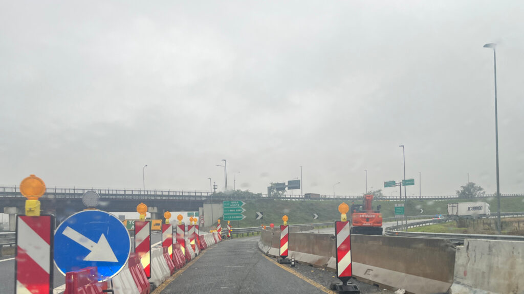 La strettoia sulla A5 per impedire il passaggio del traffico pesante