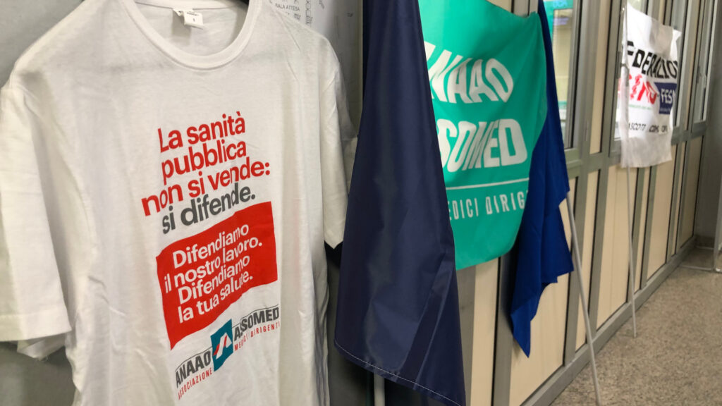 Gli striscioni delle associazioni sindacali dei medici e degli infermieri all'ingresso dell'ospedale 'Parini' di Aosta