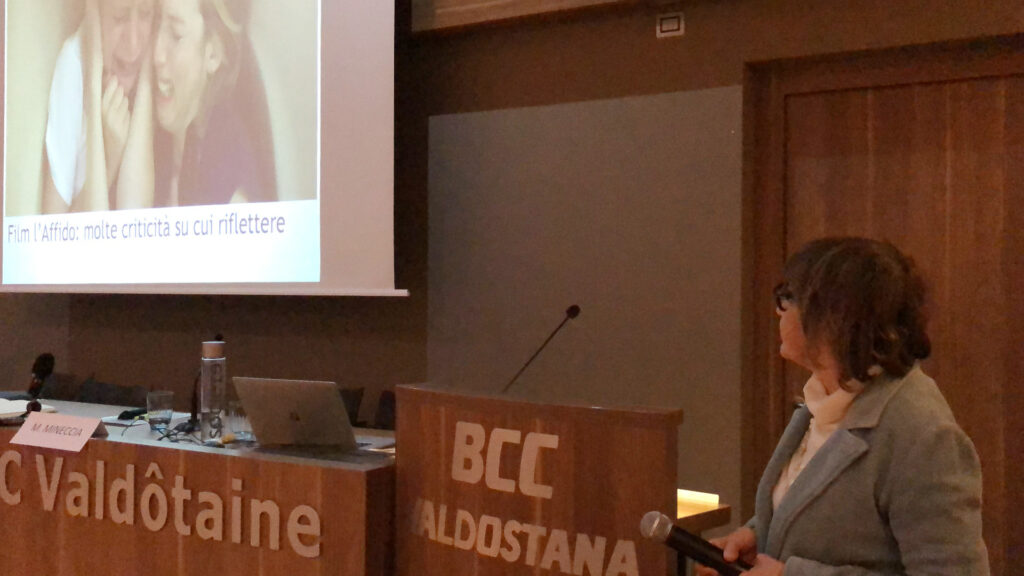 Marilinda Mineccia mentre proietta le scene del film 'L'Affido'