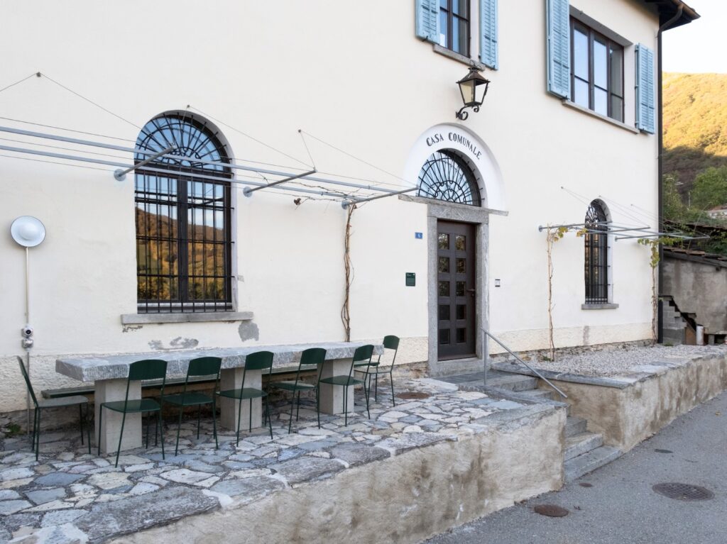 3 Studioser, Il Tavolo E La Pergola Presso La Ex Casa Comunale Di Monte