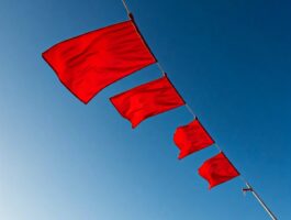 Red Flags: un evento artistico per ricordare le vittime di violenza di genere