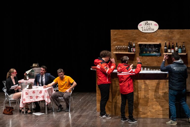 Le Béguiò portano in scena Ou bar de la Viéilleu