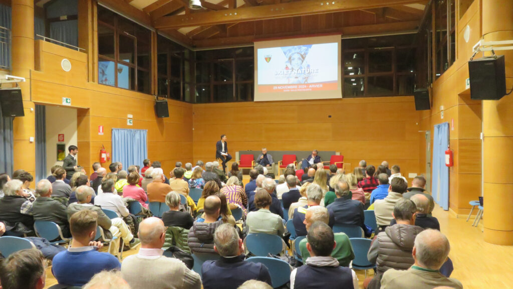 La sala polivalente di Arvier durante l'incontro 'Ski et Nature' organizzato dall'Union Valdôtaine