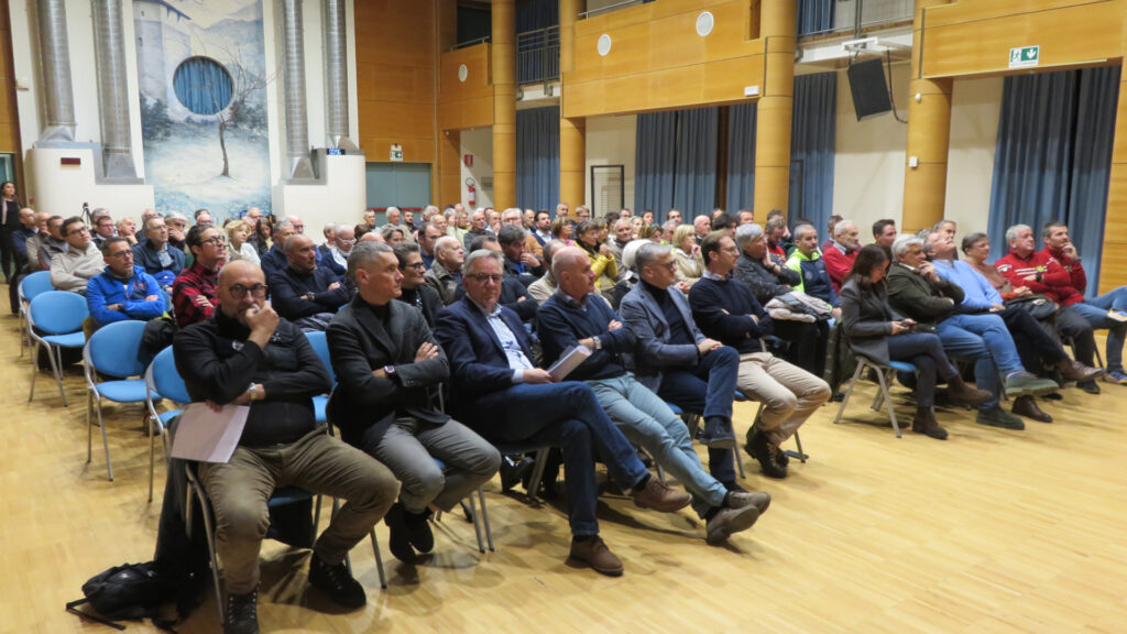 Il pubblico presente all'incontro su 'Ski et Nature' organizzato dall'Union Valdôtaine