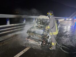 Auto in fiamme a Gignod