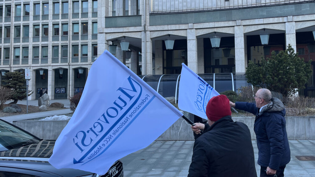 Paolo Giannini, presidente regionale della Federazione ncc MuoverSì, manifesta davanti a Palazzo regionale, ad Aosta