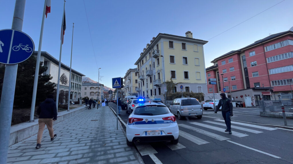 Il blocco del traffico creato dalla manifestazione degli operatori ncc davanti a Palazzo regionale, ad Aosta