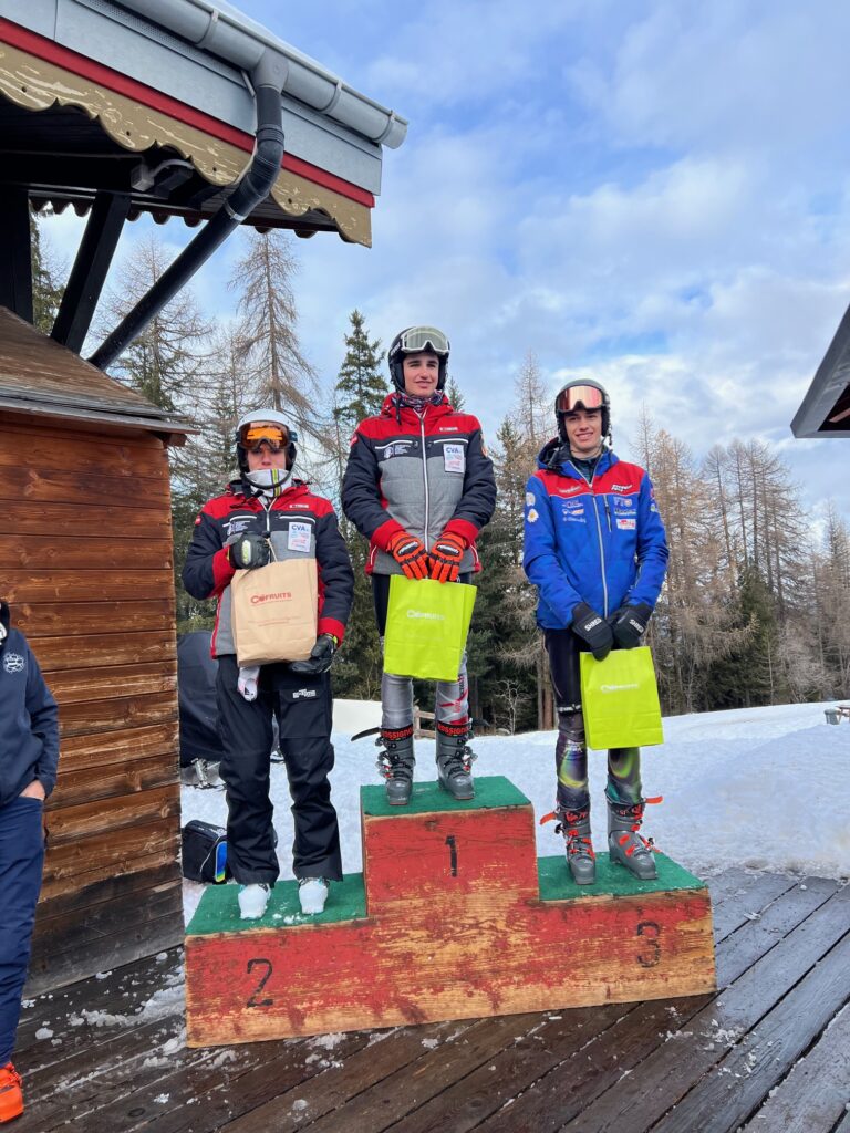 Riccardo Parini (Sc Aosta; 1’27”63); seguito, nella classifica di categoria, al 23° da Thomas Carrozza (Club de Ski; 1’27”81) e al 25° da André Bieller (Sc Crammont MB; 1’27”91).