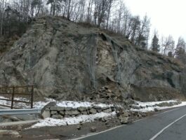 Chiusa per frana la strada del Col de Joux