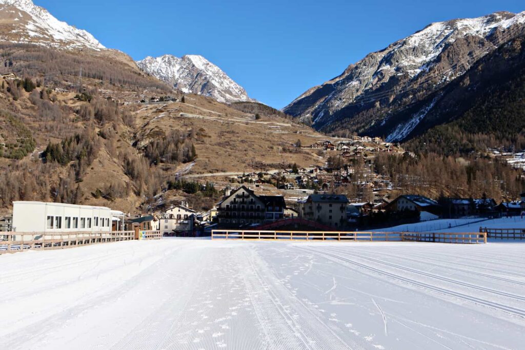 Preparazione della pista della Coppa del Mondo dello sci di fondo 2025 a Cogne