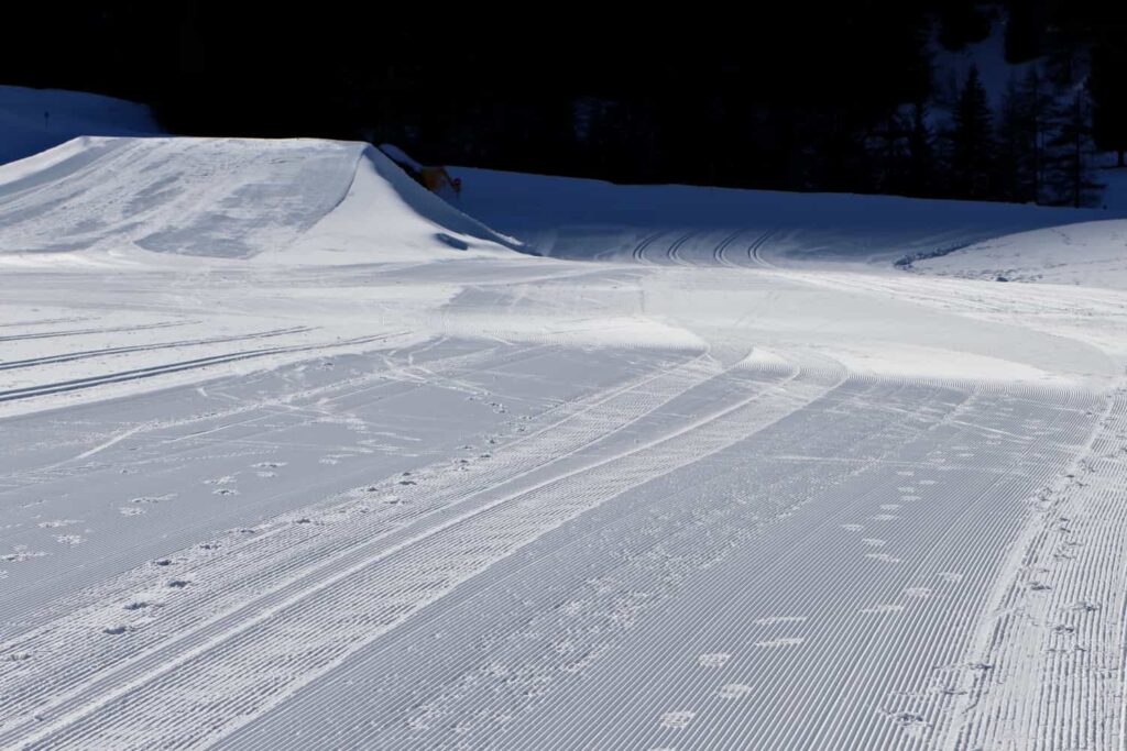 Preparazione della pista della Coppa del Mondo dello sci di fondo 2025 a Cogne