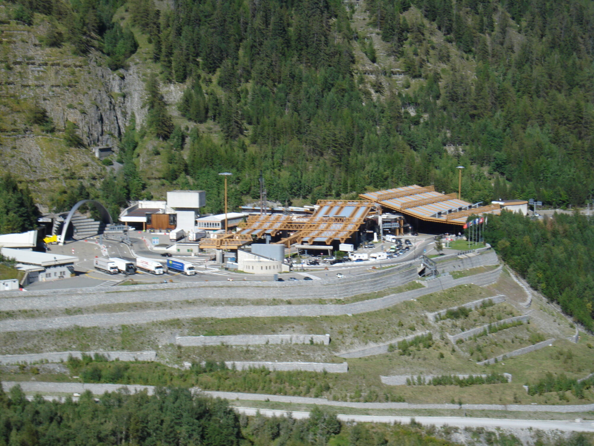 Tre granate a mano sequestrate al Traforo del Monte Bianco