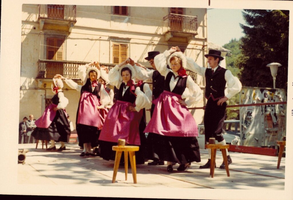 Gruppo folkoristico di Issime, d'EISCHEMERA piazza Issime