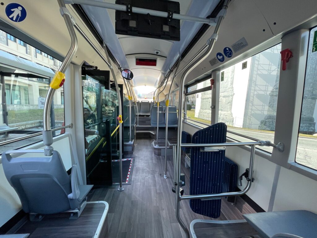 L'interno del nuovo bus elettrico della SVAP 2025