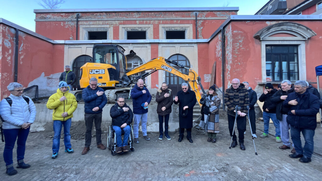 Il momento di preghiera collettivo al cantiere della Salle de gymnastique