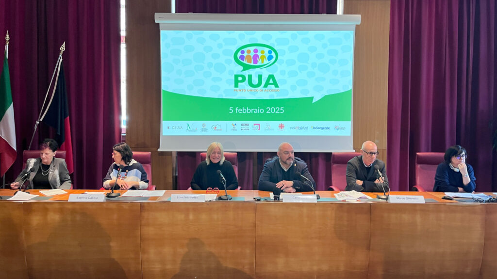 Il tavolo del PUA: Carla Chiarle, Sabrina Casola, Loredana Petey, Carlo Marzi, Marco Ottonello ed Hélène Imperial