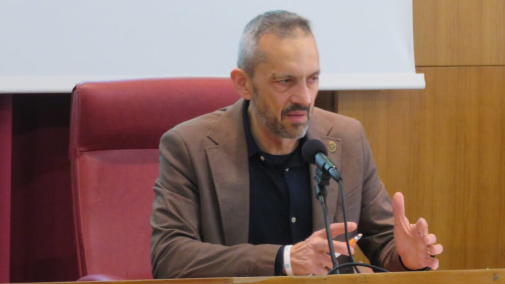 Jean-Pierre Guichardaz durante la presentazione dei dati delle iscrizioni all'anno scolastico 2025/2026