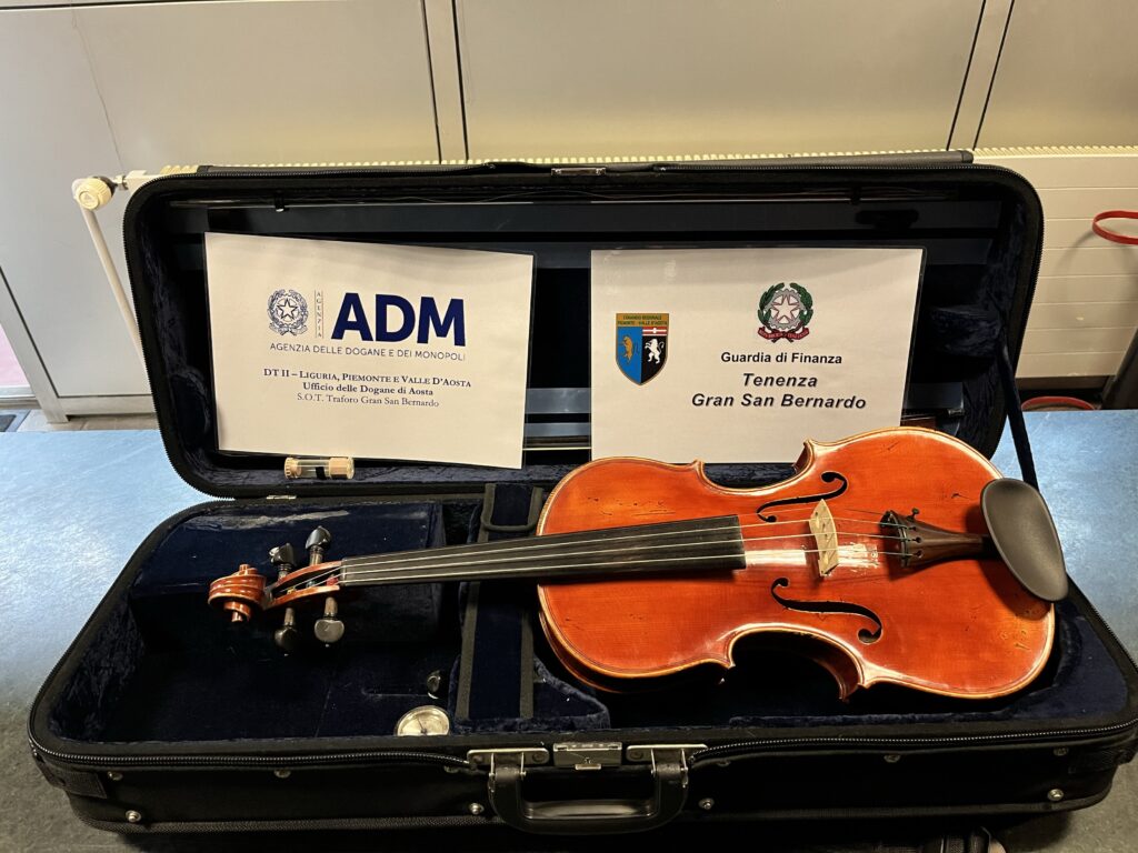 Traffico illecito di strumenti musicali Traforo del Gran San Bernardo