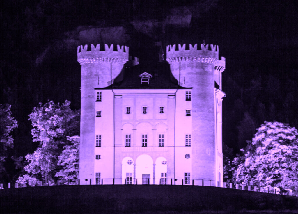 Castello Aymavilles illuminato viola