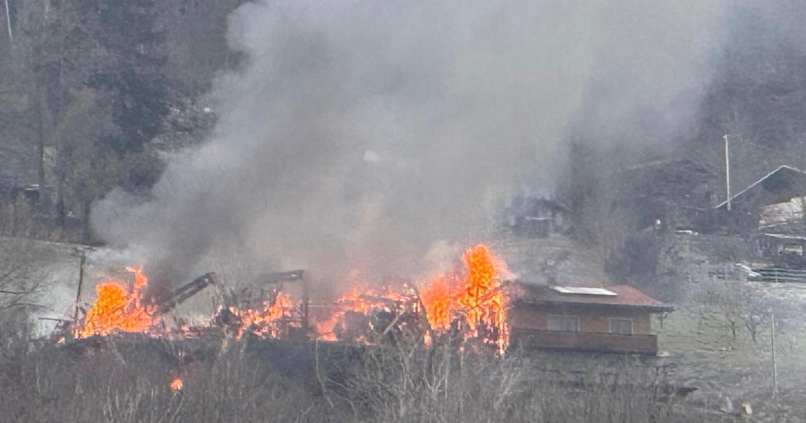Un fienile e un’abitazione devastati dalle fiamme a Challand-Saint-Victor