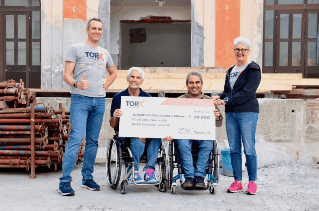 Consegna simbolica dell’assegno con i proventi dei pettorali solidali del TOR330 – Tor des Géants, destinati a sostenere il progetto di recupero della storica Salle de Gymnastique di Aosta