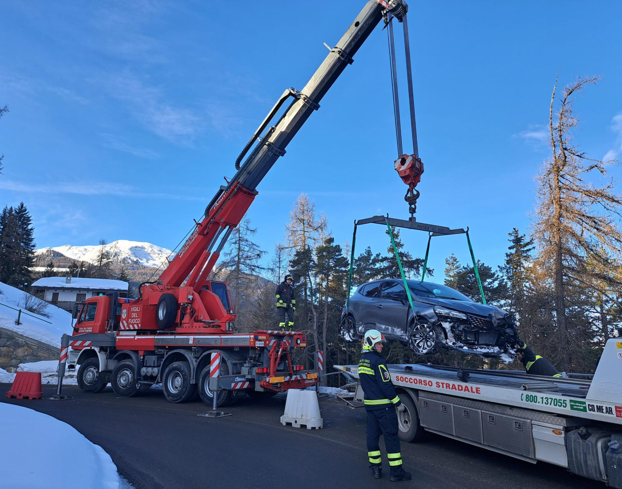 Auto fuori strada a Gressan, intervento dei Vigili del Fuoco per il recupero