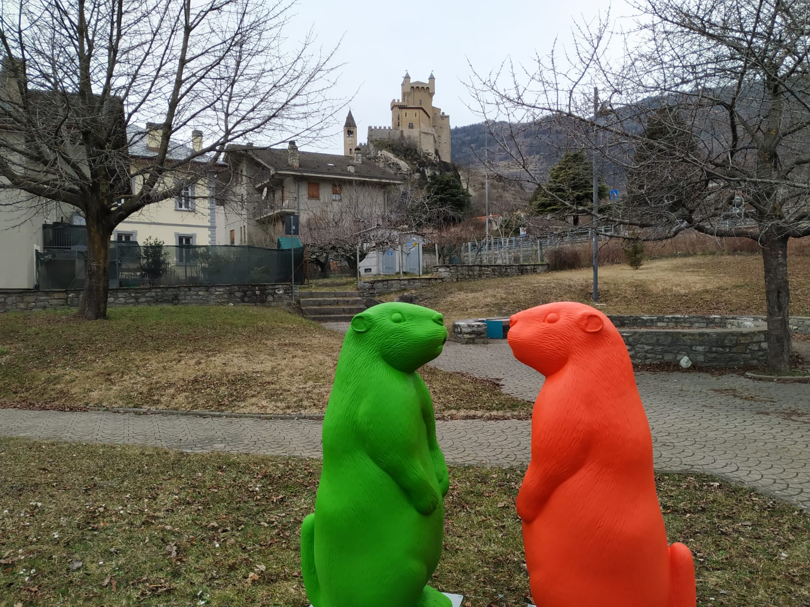 Saint-Pierre: un\'invasione di marmotte di Cracking art
