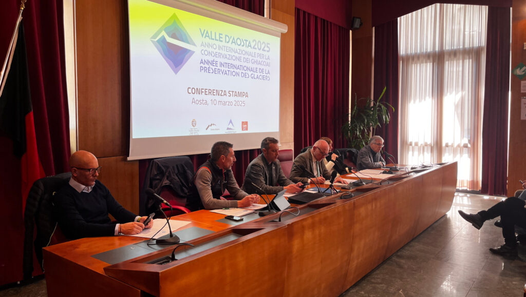 La presentazione delle iniziative valdostane per l'Anno internazionale per la conservazione dei ghiacciai: al tavolo Igor Rubbo, direttore di Arpa VdA, Andrea Cargnino, presidente di Fondazione montagna sicura, Davide Sapinet, assessore regionale al territorio, ambiente e opere pubbliche, Renzo Testolin, presidente della Regione, Ornella Badéry, presidente dell’Associazione Forte di Bard e Raffaele Rocco, coordinatore del Dipartimento programmazione, risorse idriche e territorio dell'Assessorato regionale