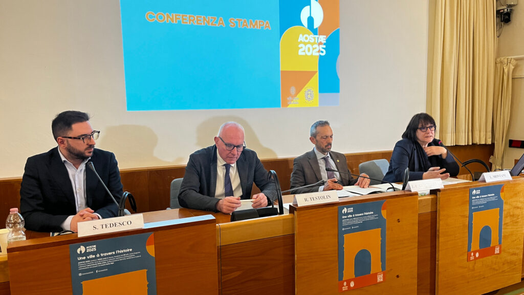 La presentazione del calendario di Aostæ 2025: Samuele Tedesco, Renzo Testolin, Jean-Pierre Guichardaz e Laura Montani