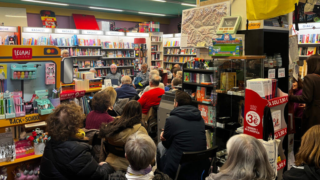 Il pubblico alla prima presentazione ad Aosta del nuovo libro di Saverio Favre