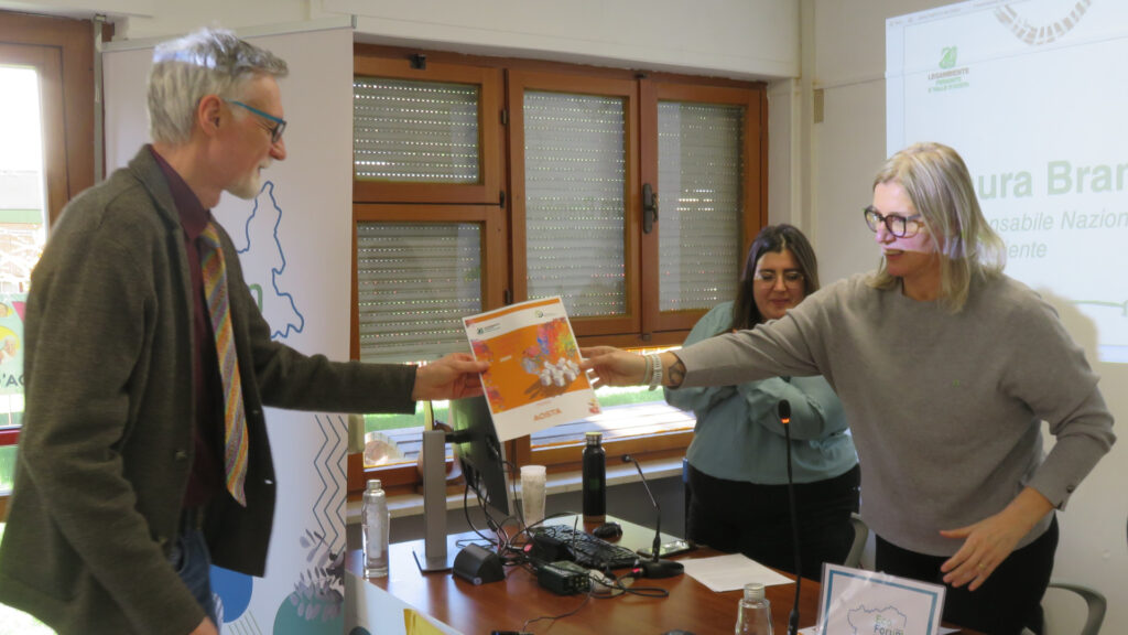 Loris Sartore riceve l'attestato di 'Comune riciclone' da Laura Brambilla, responsabile nazionale di Comuni ricicloni Legambiente