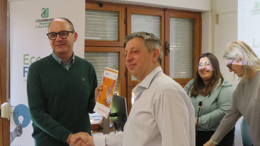 Michel Martinet riceve l'attestato di 'Comune riciclone' da Dennis Buttol, presidente del Circolo Legambiente Valle d'Aosta