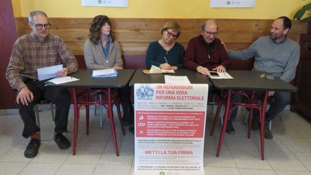 Massimiliano Kratter di Europa Verde, Gabriella Poliani del comitato promotore del referendum, Loredana De Rosa di Potere al Popolo, Elio Riccarand ed Eugenio Torrione di Rete Civica