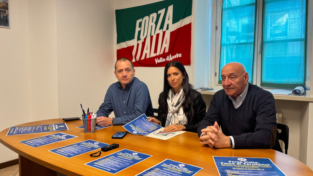 Luca Girasole, coordinatore di Forza Italia Aosta, Emily Rini, segretario regionale di Forza Italia e Silvestro Mancuso, vice coordinatore regionale