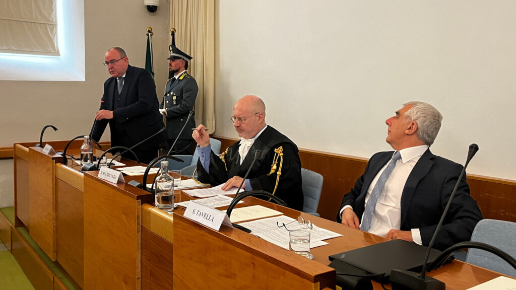 Nicola Graziano, del Consiglio di Presidenza della giustizia tributaria durante il suo discorso, con Diego Spampinato e Sergio Tavella, direttore della giustizia tributaria valdostana
